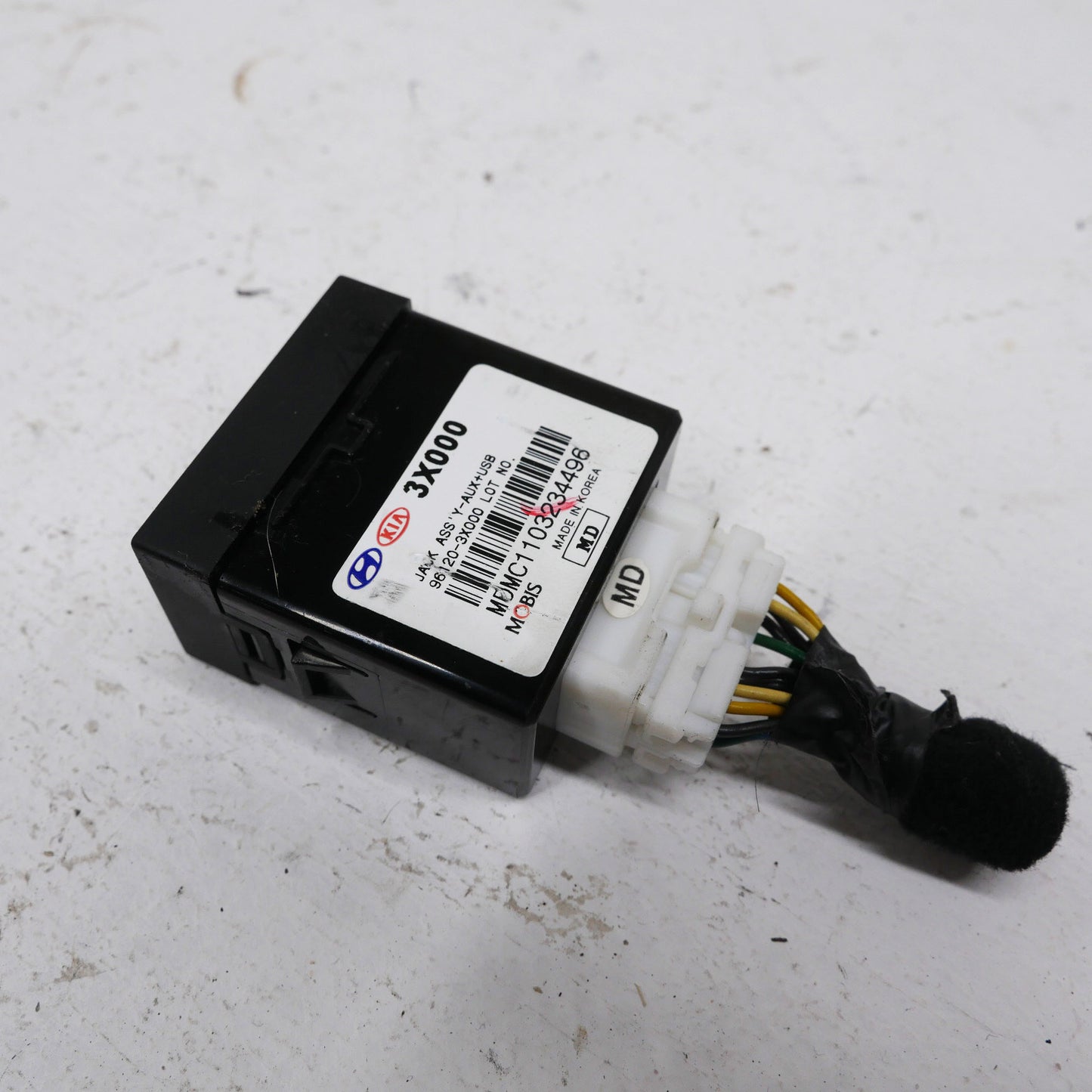 Front Compartment USB and AUX Port - Fits Hyundai Elantra MD Premium 2011-2015