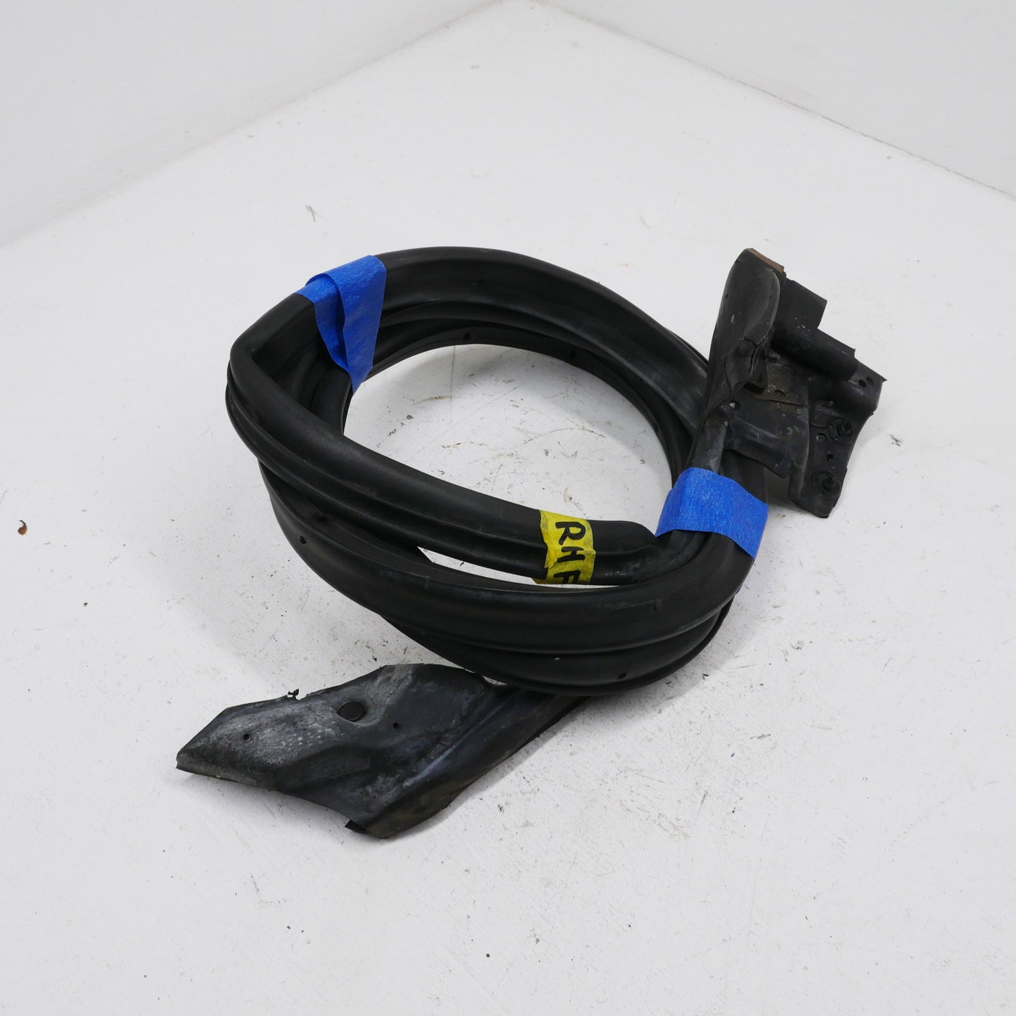 RH Front Door Rubber - Fits Mitsubishi Magna ES TL-TW 2003-2005