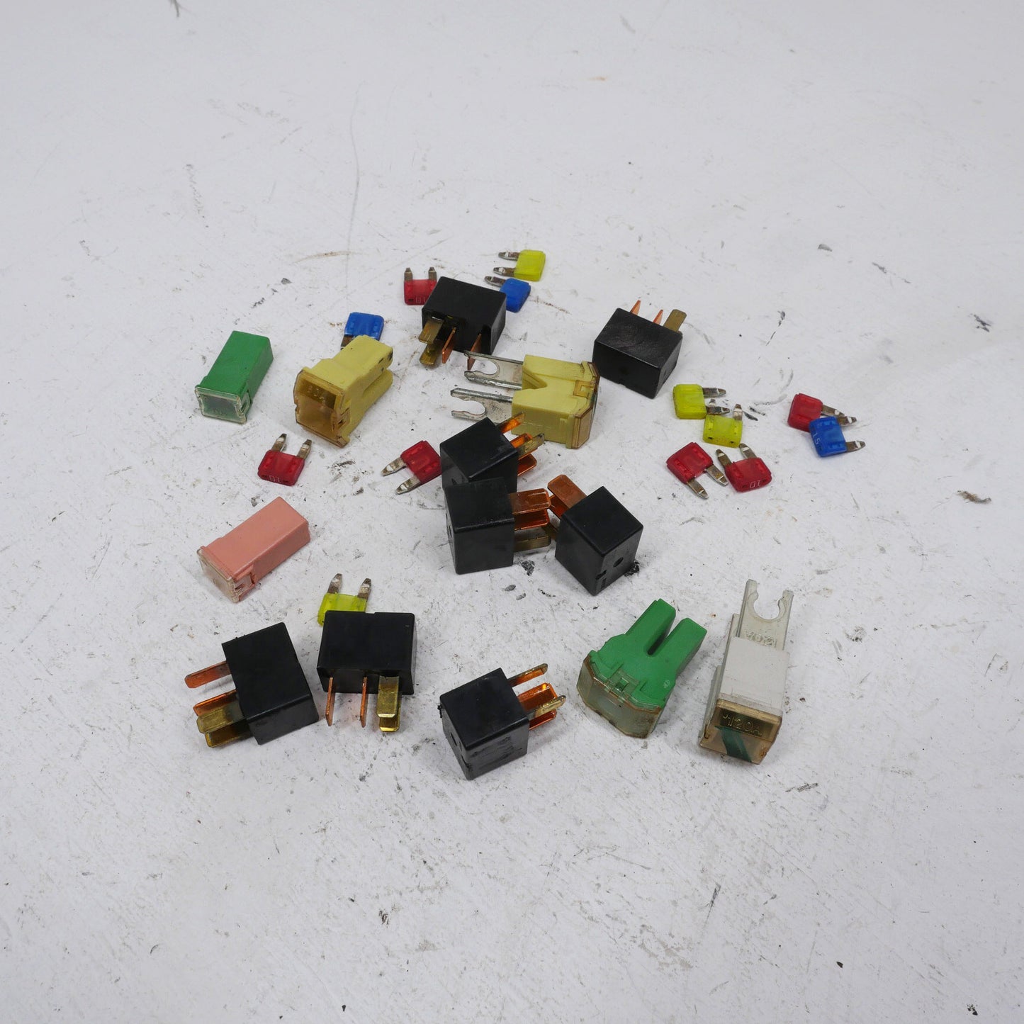 Assorted Engine Bay Fuses and Relays - Fits Mitsubishi Magna ES TL-TW 2003-2005
