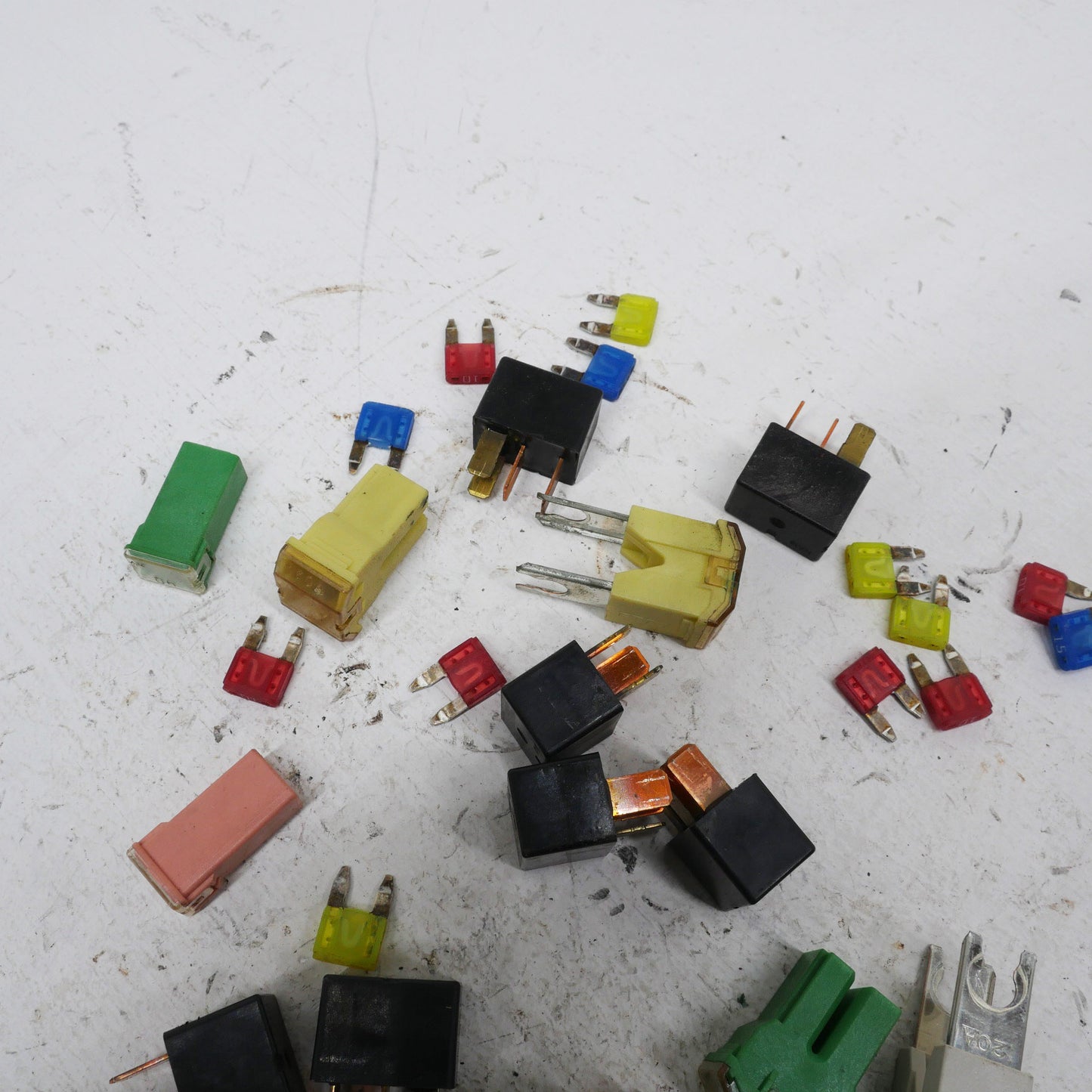 Assorted Engine Bay Fuses and Relays - Fits Mitsubishi Magna ES TL-TW 2003-2005