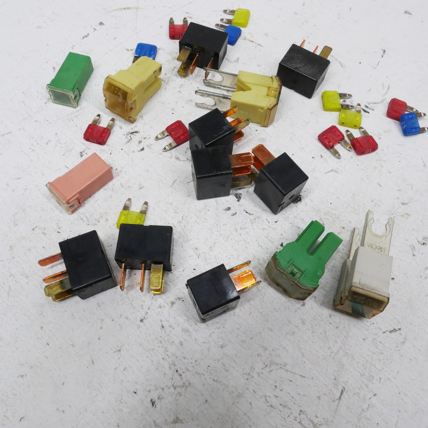 Assorted Engine Bay Fuses and Relays - Fits Mitsubishi Magna ES TL-TW 2003-2005