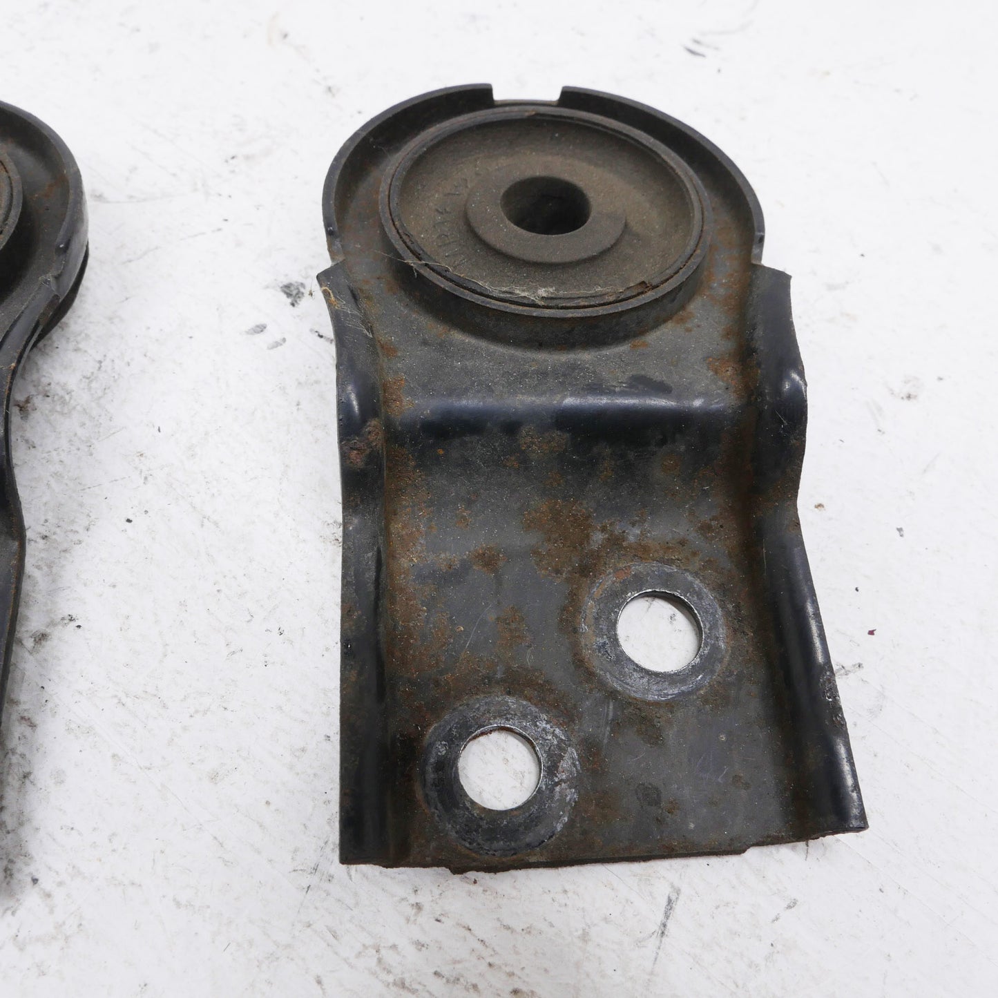 Top Radiator Support Rubber Mount Brackets - Fits Mitsubishi Magna ES TL-TW 2003-2005