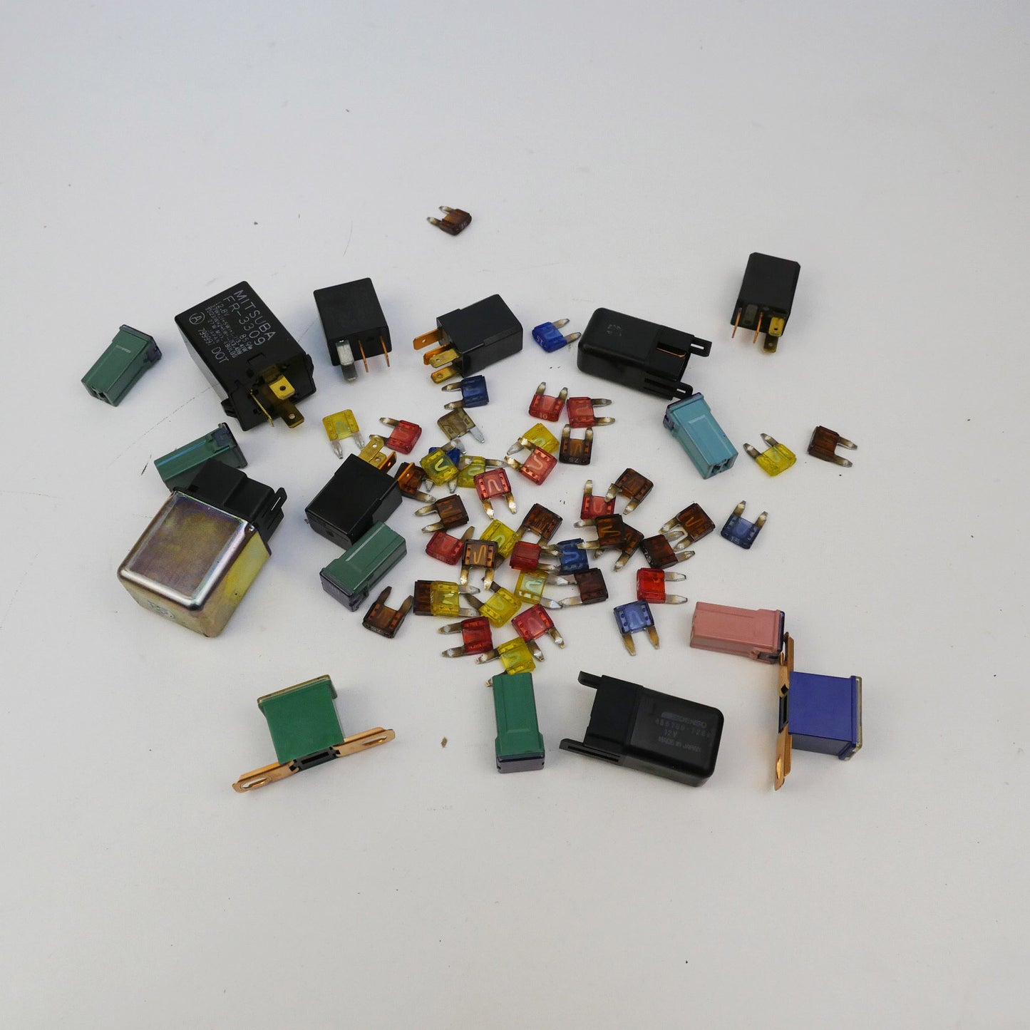 Assorted Fuses and Relays - Fits Honda CRV RD1 SUV Gen1 1997-2001