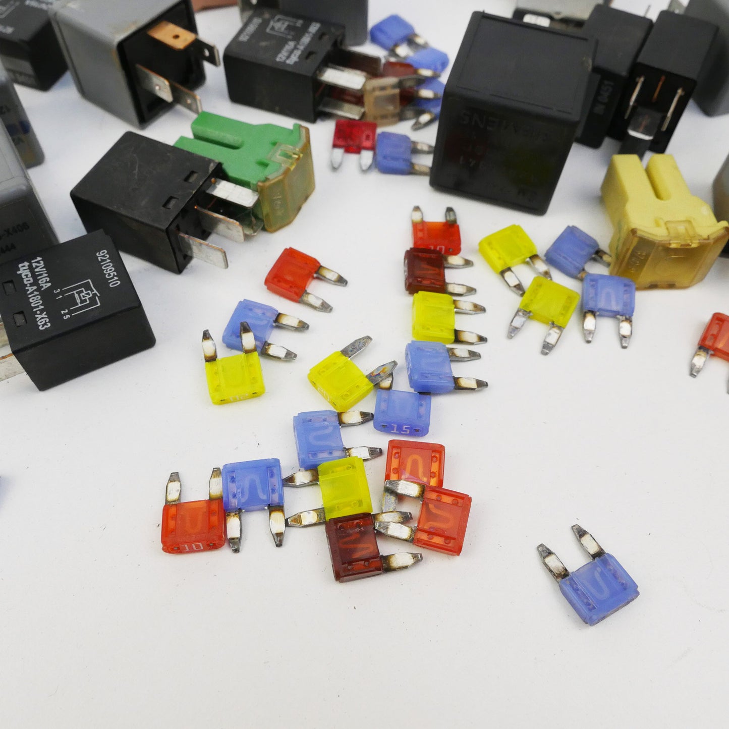 Assorted Fuses and Relays Alloytec Leo - Fits Holden Commodore VZ 2004-2006