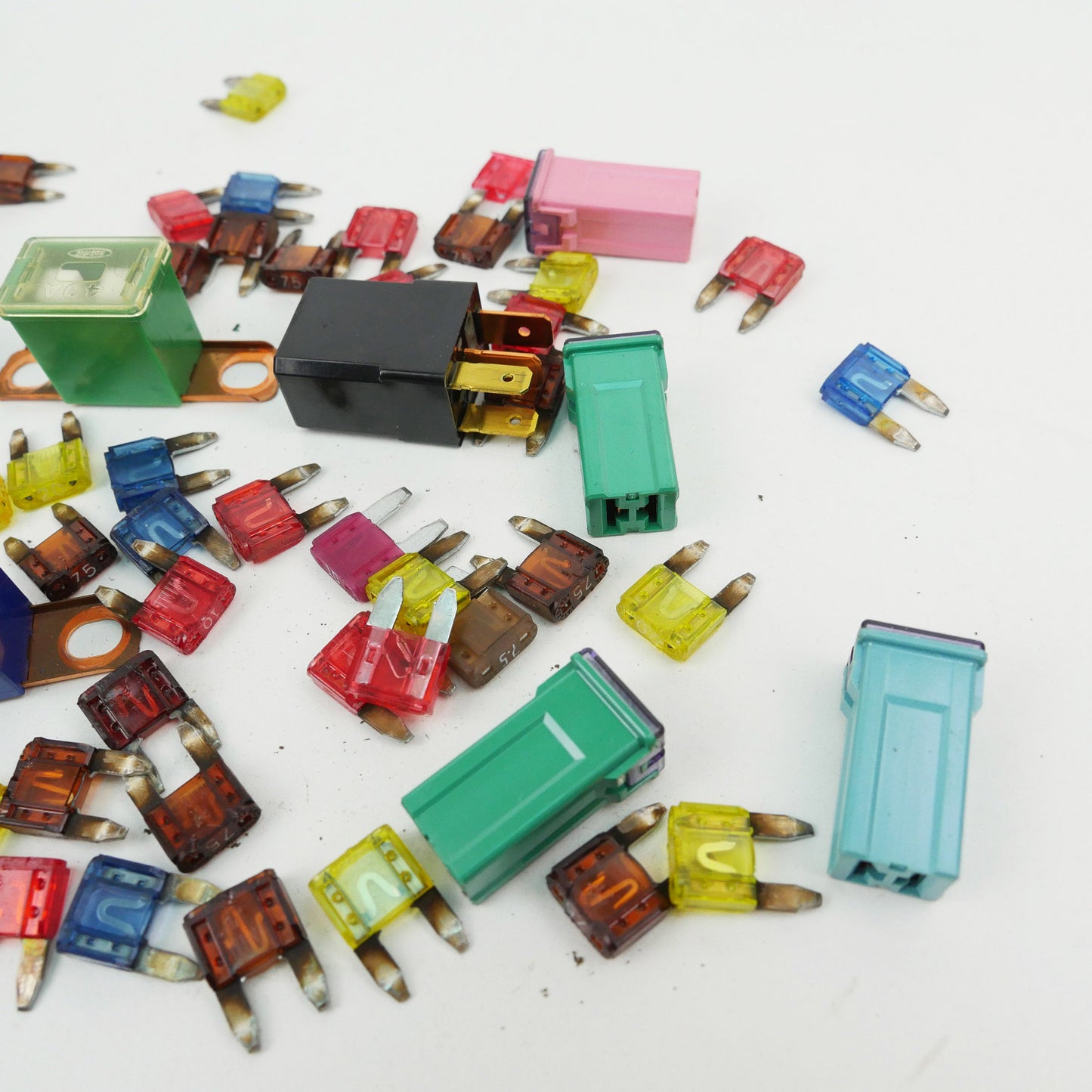 Assorted Fuses and Relays - Fits Honda RD1 SUV Gen1 1997-2001