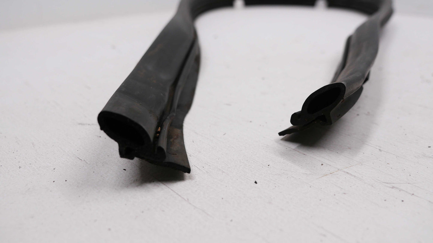 Bonnet Rear Rubber Seal Cowling to Bonnet - Fits Toyota Corolla AE92 Seca Liftback 1988-1992