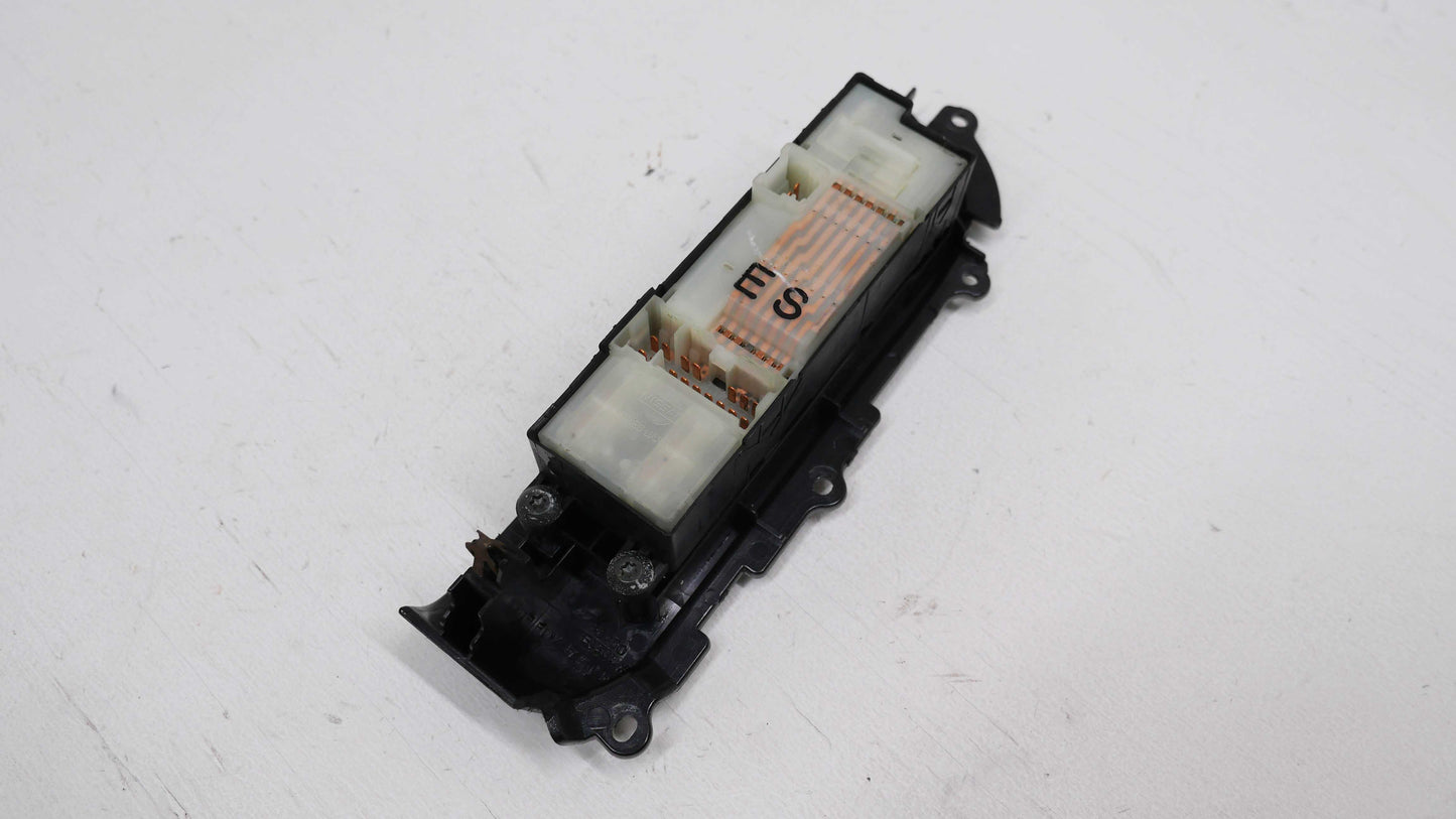 RH Front Door Power Window Winder Switch Button - Fits Nissan X-Trail T30 2001-2007