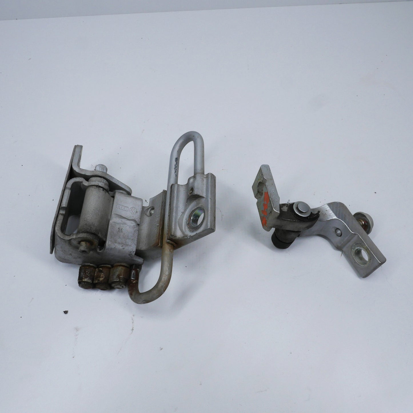 RH Front Door Hinges - Fits Volkswagen Golf Mk4 1J Hatch 1997-2003